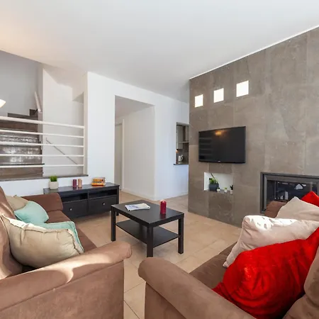 Townhouse In Albufeira Near Stunning Beaches *