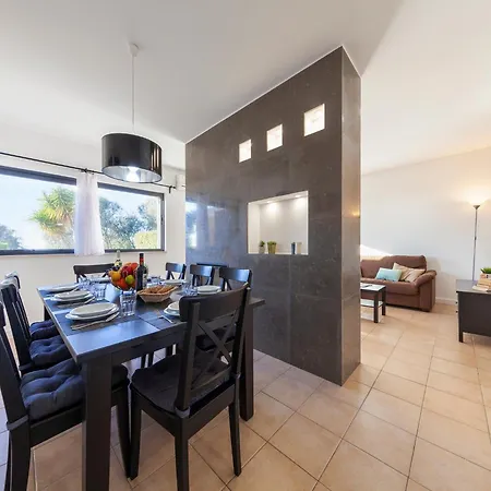 Townhouse In Albufeira Near Stunning Beaches *