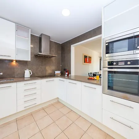 Townhouse In Albufeira Near Stunning Beaches * 알부페이라
